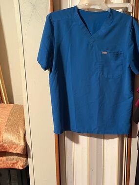 Figs Men’s V-Neck Medical Scrub Top in Royal Blue
